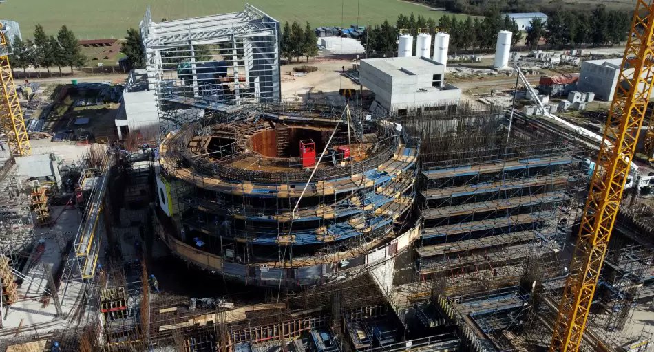 ⚠️ El régimen cerró el proyecto CAREM 25. Mientras en Diputados se daba media sanción a la Ley Bases, en Zárate fueron despedidos los últimos 570 trabajadores del prototipo del reactor nuclear nacional, tal como deseaba EEUU. La UOCRA local se declaró en estado de alerta y…