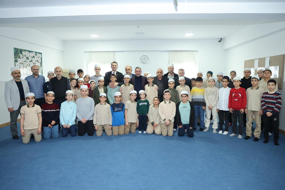 Belediye Başkanımız Sn.@alitombas_ ile birlikte Mimar Sinan Erkek Kuran Kursunu ziyaret edip Kur'an Eğitimi alan öğrencilerimiz ile sohbet ettik. Kuran kursunda kalan öğrencilerimizin güler yüzü ve hocalarımızın içten, samimi muhabbetleriyle gönlümüz ferahladı.