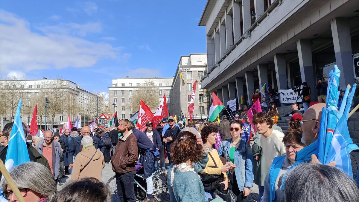 #1erMai2024 à #Brest! Défilé des travailleuses et travailleurs sous le beau soleil. 2.000 personnes pour rappeler que veiller aux droits des travailleurs est primordial. Le 9 juin, il faudra voter pour une Europe plus sociale et soucieuse des travailleurs. #Finistère #muguet