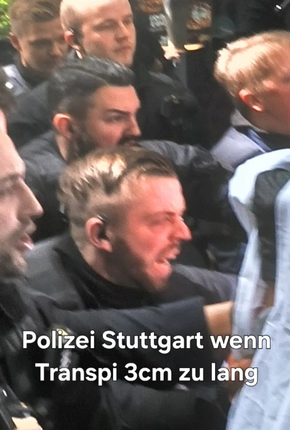 Normal bei @PP_Stuttgart 
Waren ja nur 30l Pfefferspray, das als Waffe im Krieg verboten ist. 

#s0105 #1mai #stuttgart #Polizeigewalt