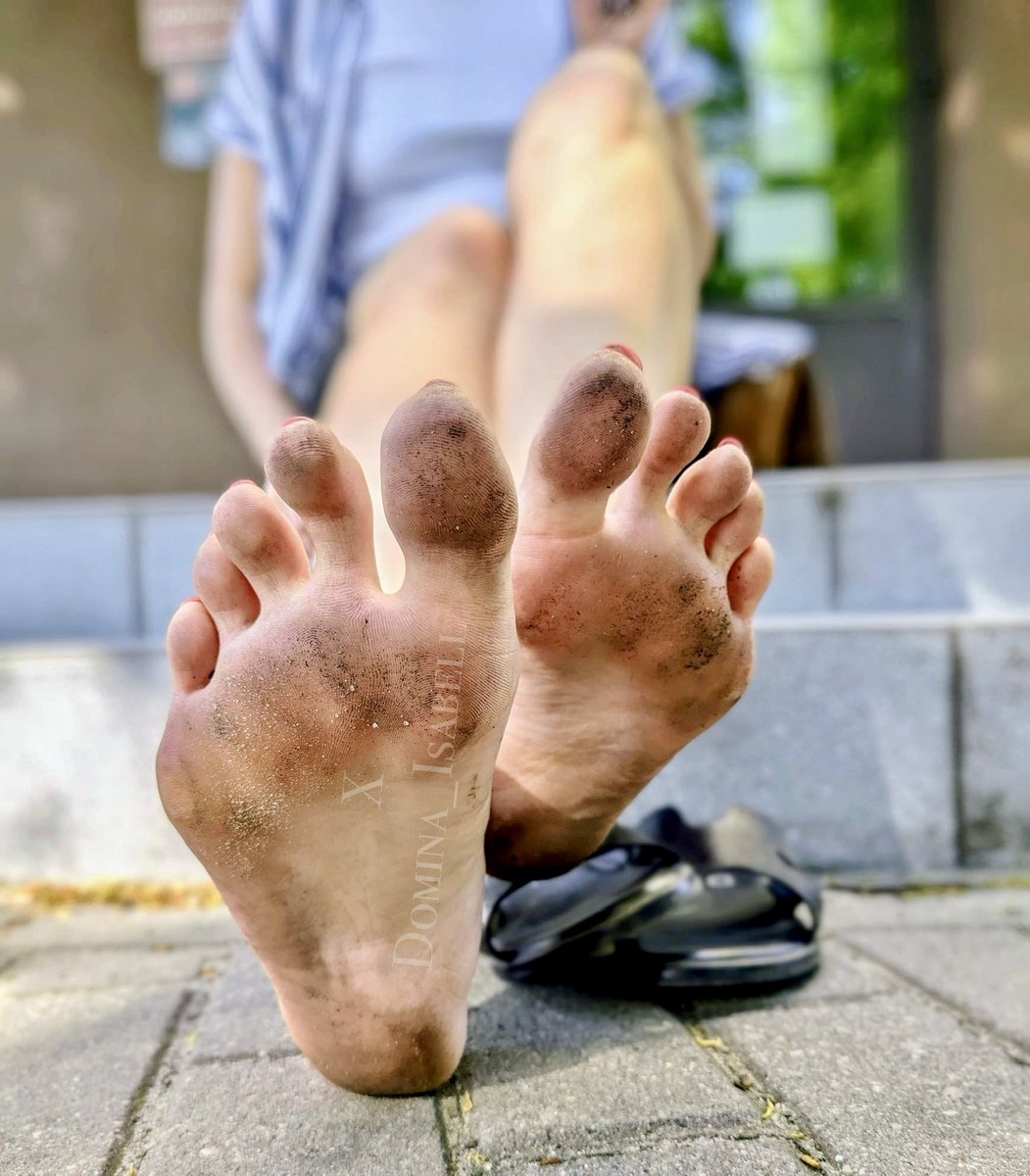 Wolisz szybko i łapczywie wylizywać bród czy delektować się smakiem, aromatem? Ciekawe ile czasu by ci to zajęło… ___ @rt_feet @FootParadiseRT @rtfeetslave1 @rt_slavepromo @findom4feet @findom4feet @Feetopia @nylofeetslave @rt_promo2k