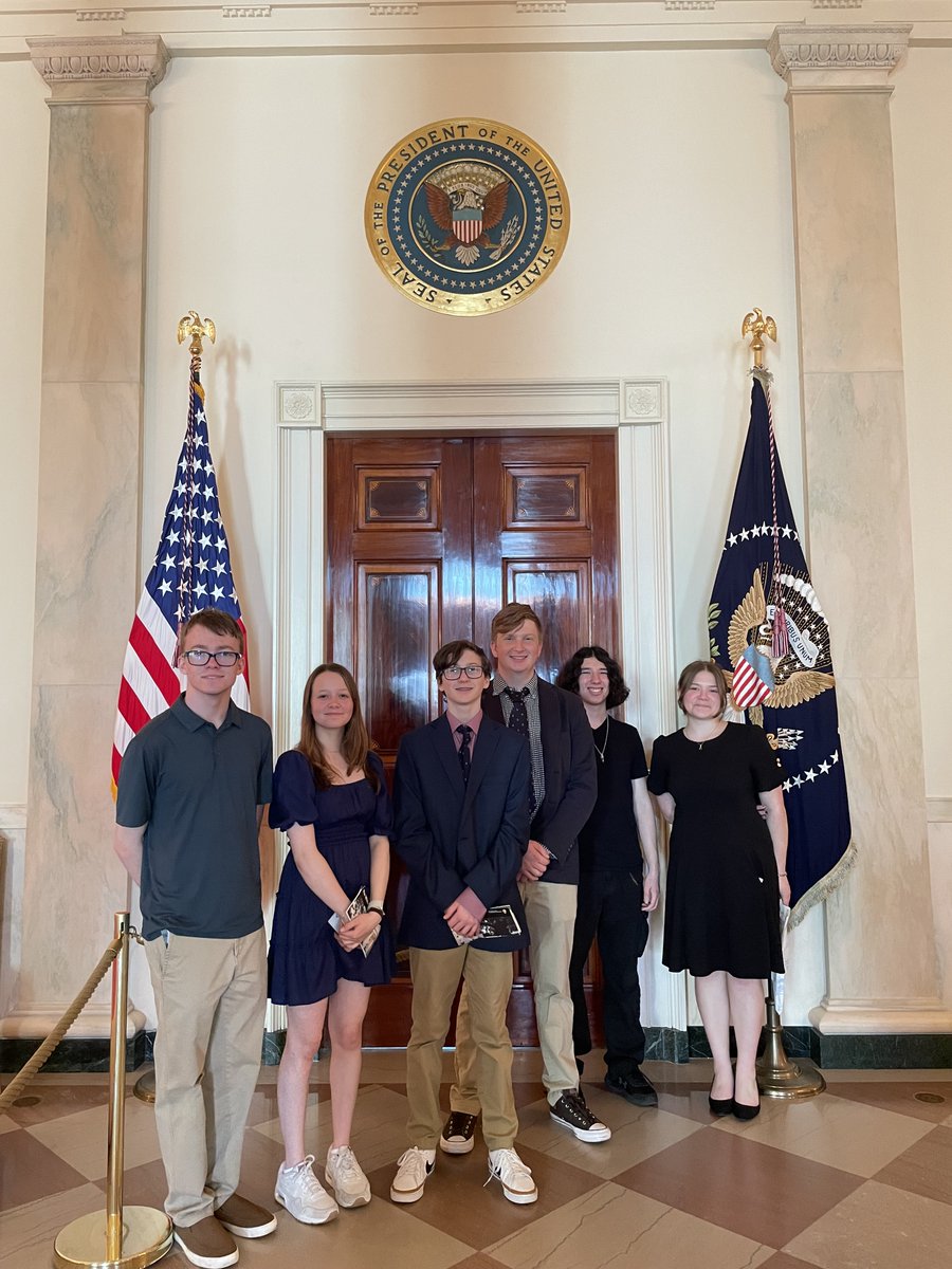Our Band of Brats club members enjoyed their visit yesterday to the @WhiteHouse. What a wonderful way to end the Month of the Military Child! #MOMC #PurpleUp #APSisAwesome @Margaretchungcc @APSVirginia @SuptDuran @VA821