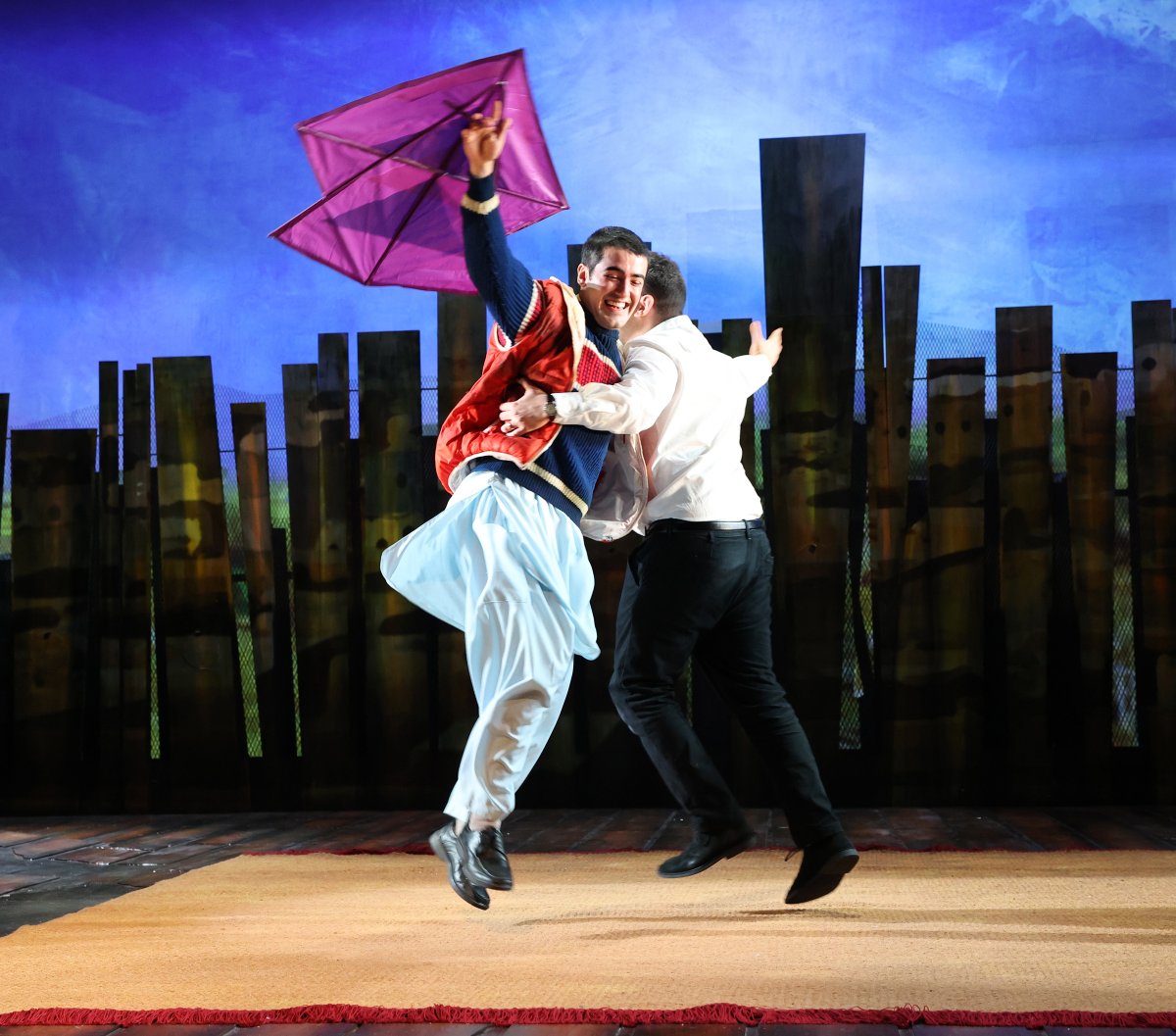 ★★★★★ THE KITE RUNNER at @OxfordPlayhouse 'This production is something special – immersive, beautiful and thought provoking' quaereliving.com/post/the-kite-…