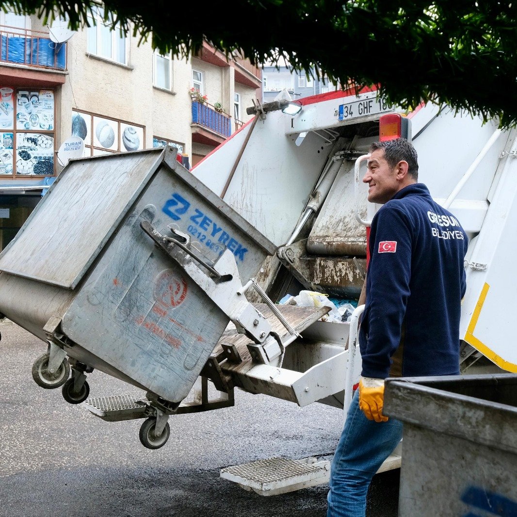 Giresun Belediye Başkanı Fuat Köse, 1 Mayıs'ta temizlik işçileriyle birlikte çalıştı.