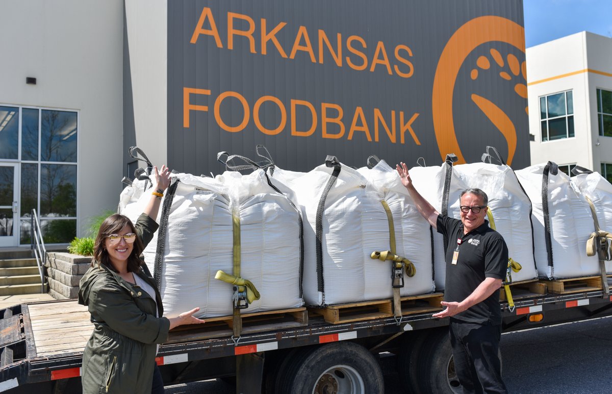 Hallie Shoffner, is on a mission to increase the resiliency of the U.S.-grown food supply and production. Foodwise contributed 15,000 pounds of Carolina Gold rice to the Arkansas Food Bank. Thank you Foodwise and Hallie Shoffner for this generous donation! 🌾 #ArkansasFoodbank