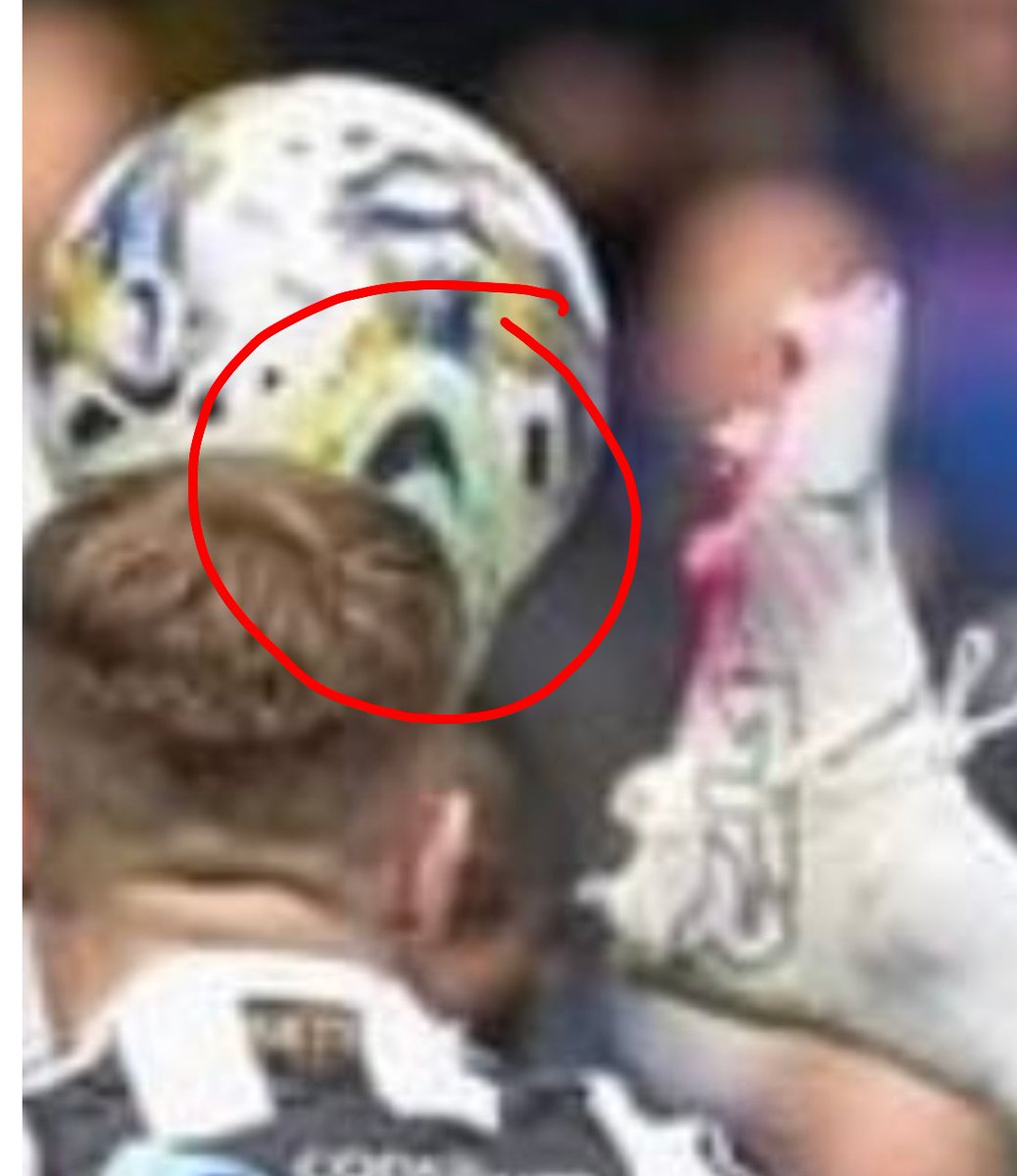 @mr_cmcl @scotsunsport The difference is Cantwell's foot is nowhere near the stmirren player's head. That's the st mirren boy's boot that is circled, so unless he was wearing it on his face his head is well away from the ball.