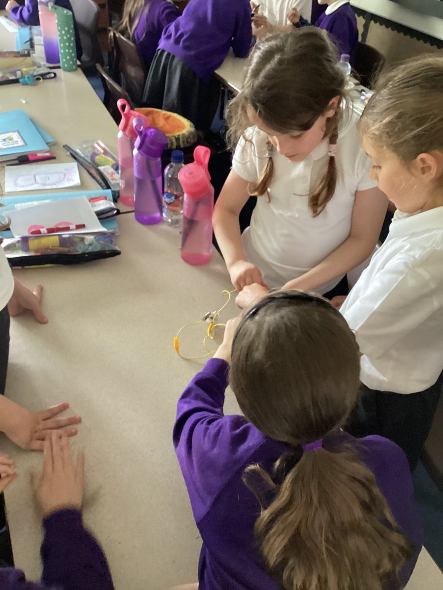 Super scientists in Y4 using their electricity knowledge to complete a circuit. Also, DT preparation for the construction of a light box 👏🤗 <a href="/GarswoodPrimary/">Garswood School</a>