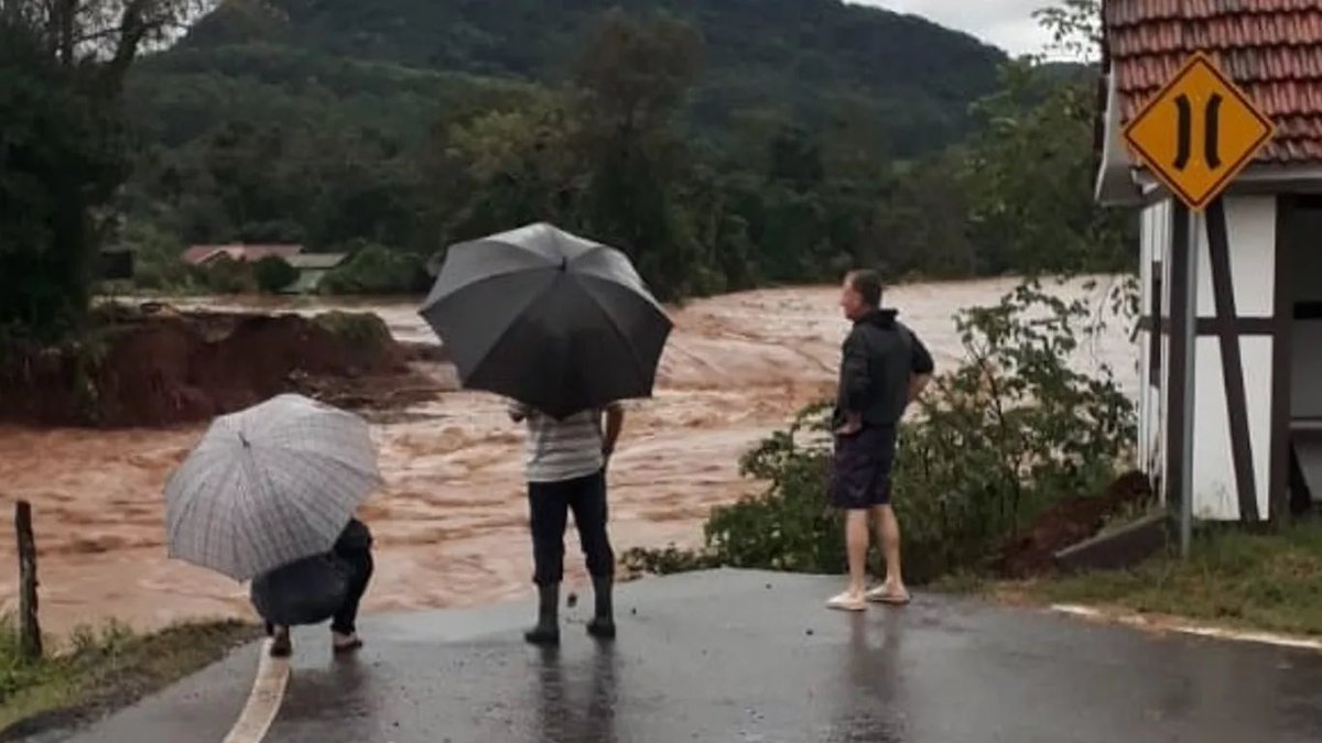 🔴 ATENÇÃO - ALERTA | Chuva intensa das últimas horas na Serra agravará as enchentes nos vales. ▶️ metsul.com/chuva-intensa-…