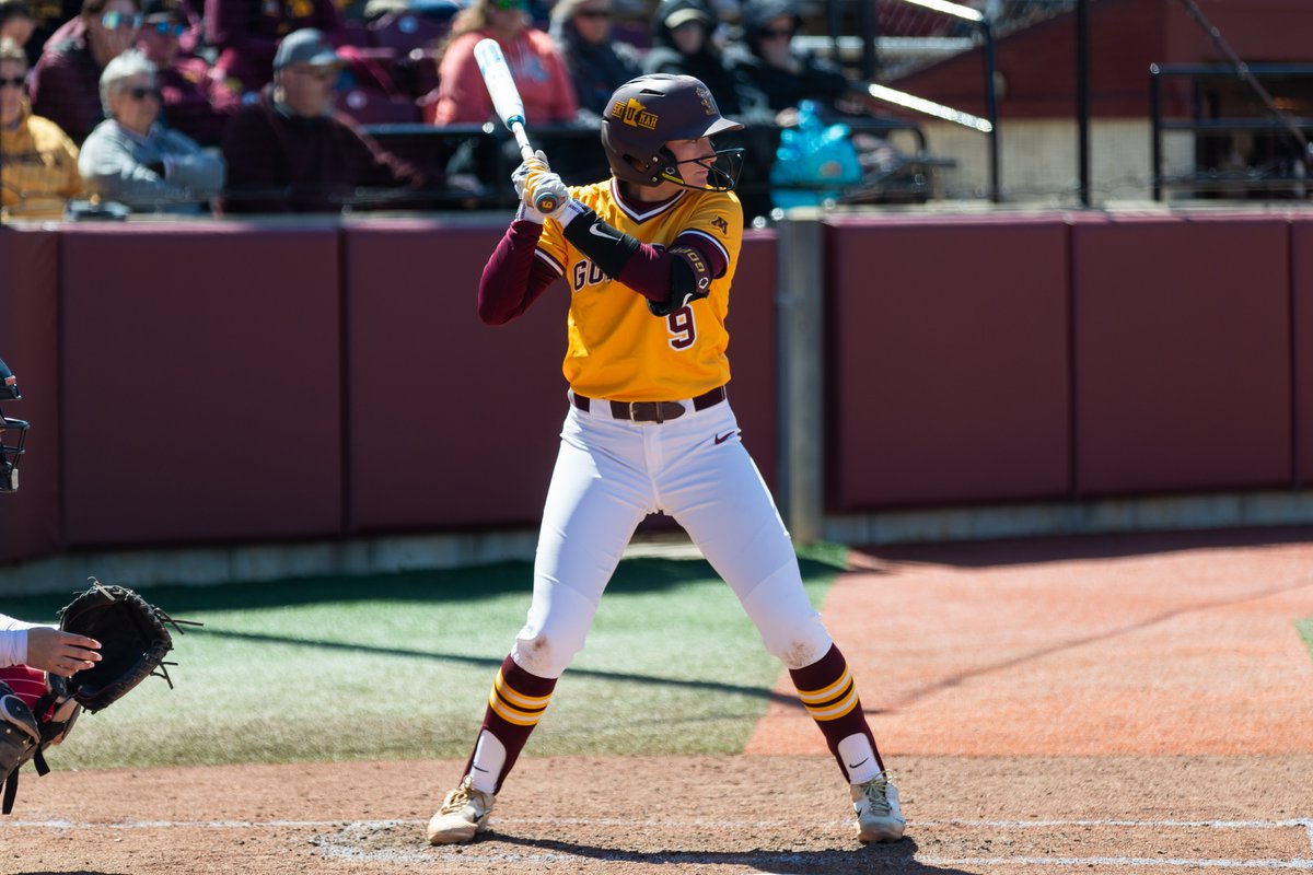 We love us some 𝐍𝐄𝐖 𝐍𝐄𝐖𝐒!!! @jessoakland9 has been named a Top 26 Finalist for USA Softball Collegiate Player of the Year! 🗞️ z.umn.edu/9ilf #SkiUMah | #Gophers〽️