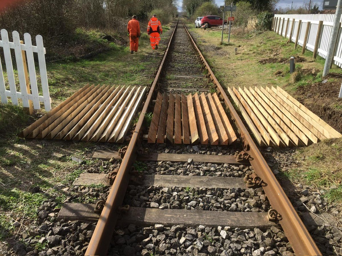 Direct Works #volunteers fitting anti-trespass timbers to the west side of Aiskew crossing. This job compliments the recent fencing work. Our volunteers work wonders - come and help them! volunteercoordinator@wensleydalerailway.com 📸 David Haswell #wensleydalerailway #yorkshire