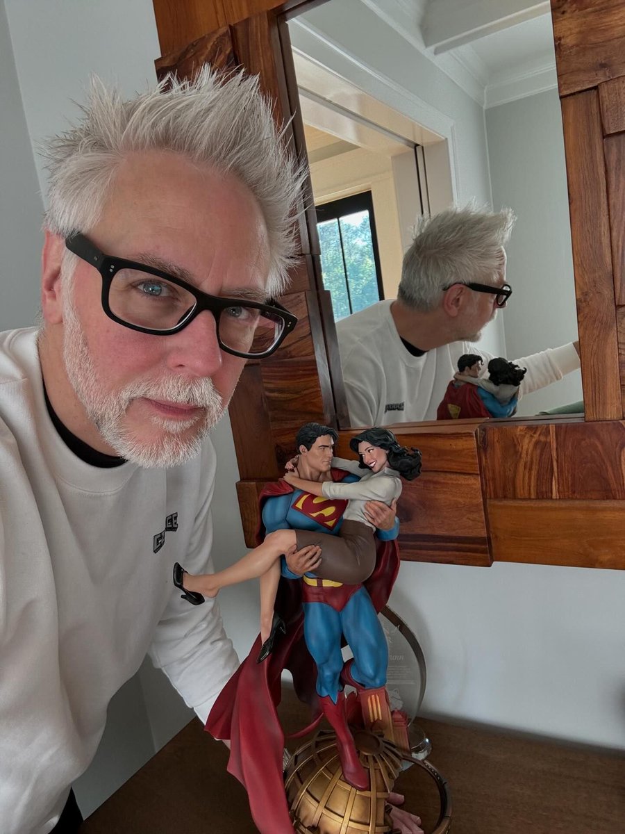 James Gunn nos enseña su última figura de #Superman: Superman y Lois de @sideshow basada en el arte de Julián Totino Tedesco.