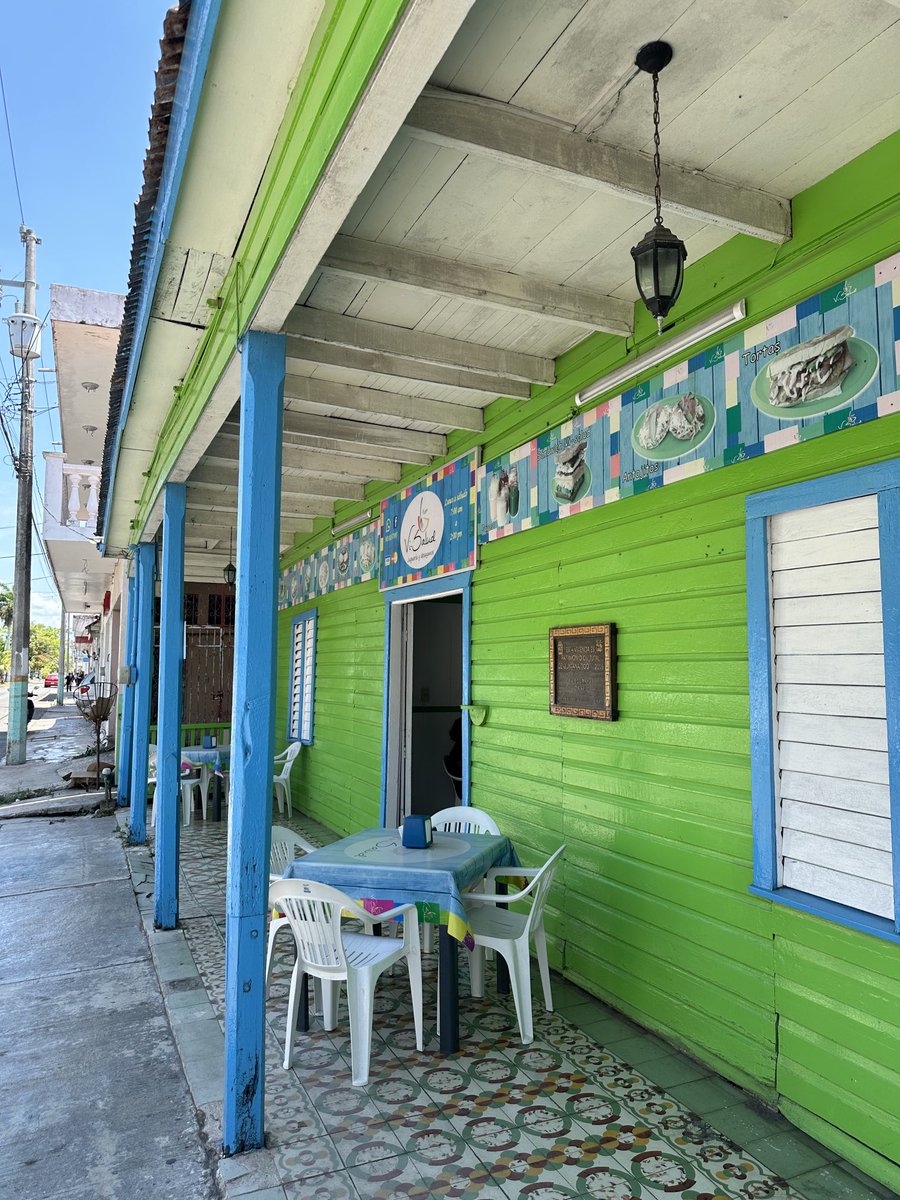 Estas casas anglo-caribeñas las están rescatando en #Chetumal. Muy recomendables para turistear, hay cafés, restaurantes y bares. Este lugar se llama Vi-Salud.