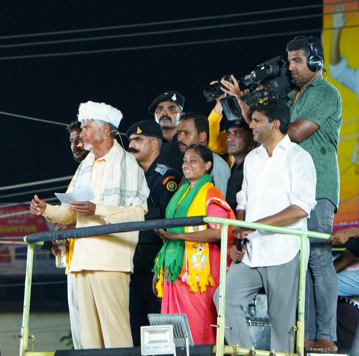 గుంటూరులో జరిగిన ప్రజాగళం సభకు జనం పోటెత్తారు. ఈ సభలో టీడీపీ అధినేత నారా చంద్రబాబు నాయుడుతో పాటు, గుంటూరు పశ్చిమ నియోజకవర్గం టీడీపీ, జనసేన, బీజేపీ ఉమ్మడి అభ్యర్థి గళ్ళా మాధవి, గుంటూరు టీడీపీ ఎంపీ అభ్యర్థి పెమ్మసాని చంద్రశేఖర్, గుంటూరు తూర్పు అభ్యర్థి నసీర్, కూటమి నేతలు…