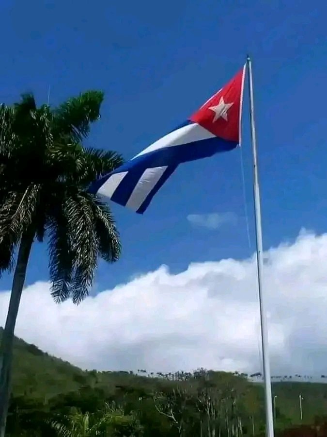 #EducaciónHolguín #EducaciónAntilla
Linda mi #Bandera Cubana , que jamás será mercenaria #VivaEl1DeMayo #JuntosPorCubaCreamos #HolguínSí #CubaMined