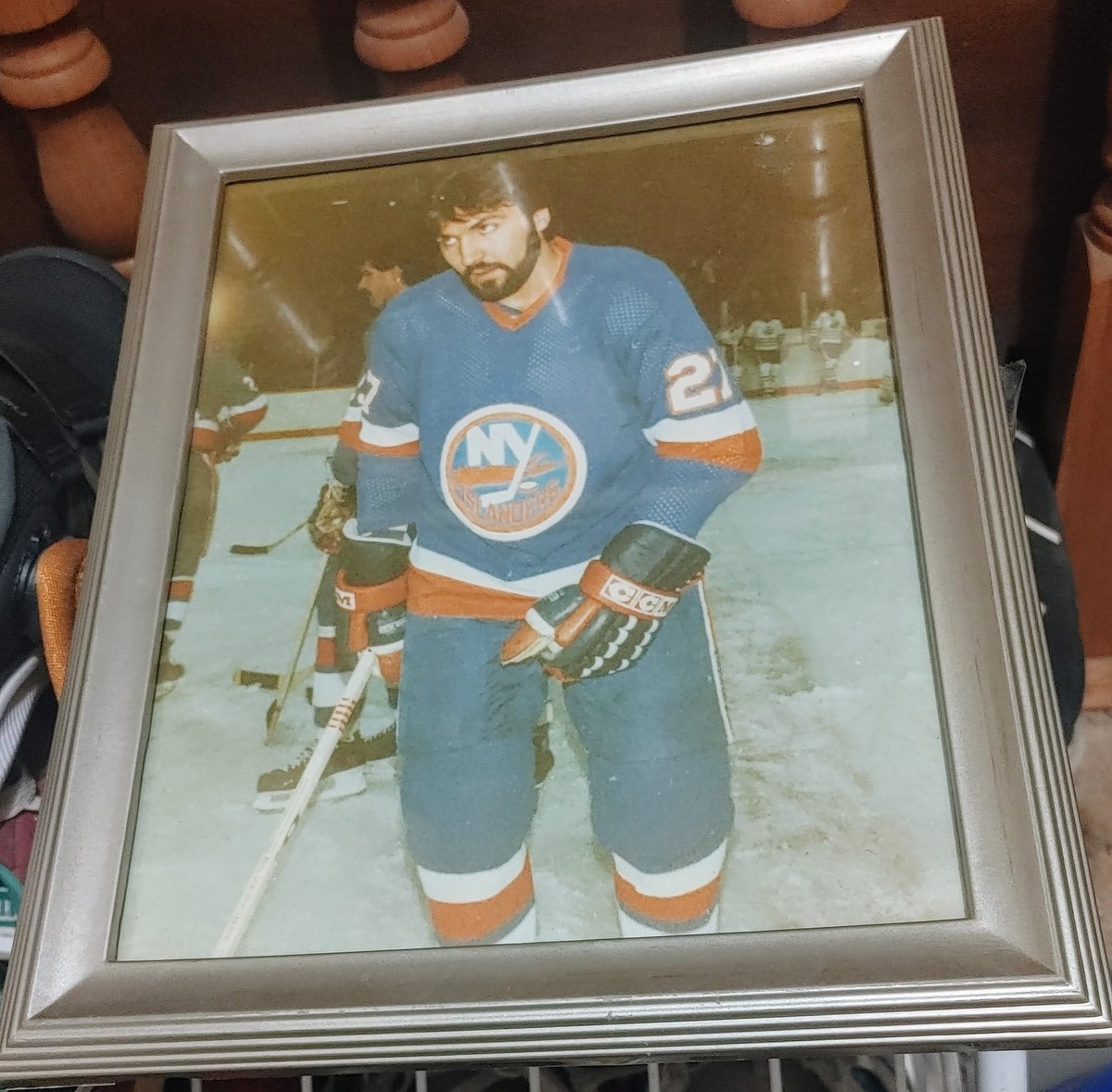 Hey, #hockeyfamily who is this #Isles old time hockey beauty? Tell me without Googling it 😅 I NEED to get this print find signed ✍️ #WhenMenWereMen 🏒 #StanleyCupPlayoffs @bearcublet1973 @burnsieoriginal @bdogzhockey @JP8830763240