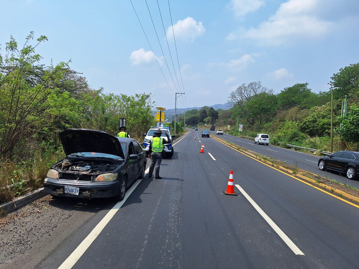 Brigadas de @ProvialOficial del MICIVI brindan asistencia vial a vehículo varado por desperfectos mecánicos en el km 36 de la ruta a El Salvador [CA-1 Oriente] jurisdicción de Fraijanes, Guatemala. Obstruye el carril derecho con dirección a occidente. ¡Conduzca con precaución!