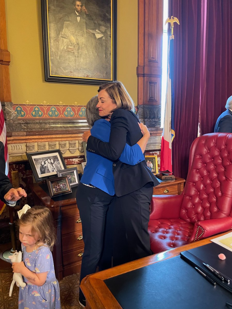 It is a BIG day for cancer patients in Iowa! @IAGovernor Kim Reynolds just signed the biomarker testing bill into law requiring more insurance plans to cover this game changing testing. Thank you, Governor Reynolds! #IALegis #ACSCAN