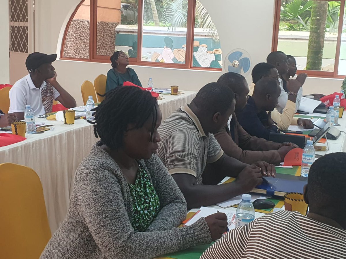 uhca_ug's tweet photo. We've joined for a 3 day in-person workshop by @ROSACUg, supported by @IncubatorGHAI &amp; @grspartnership, focusing on Uganda road safety strategic planning.

Together, let's prioritize road safety! 

#RoadSafety 

@UNAUGANDA @URRENO1 @HovitaUganda @centre4policy @ACME_Africa https://t.co/V8gKguhik7