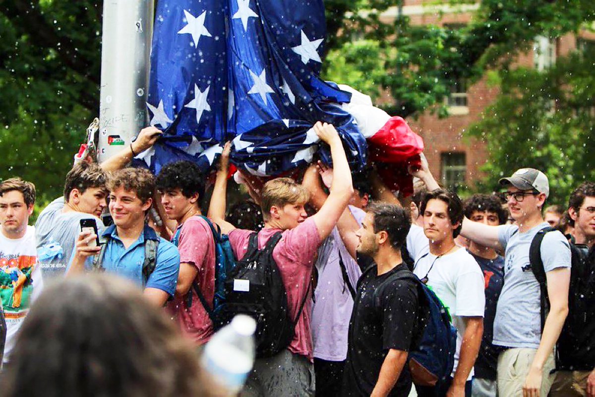 Thank you for saving our flag 🇺🇸 from these mobsters. #HoldtheLine #USA #InGodWeTrust #republican