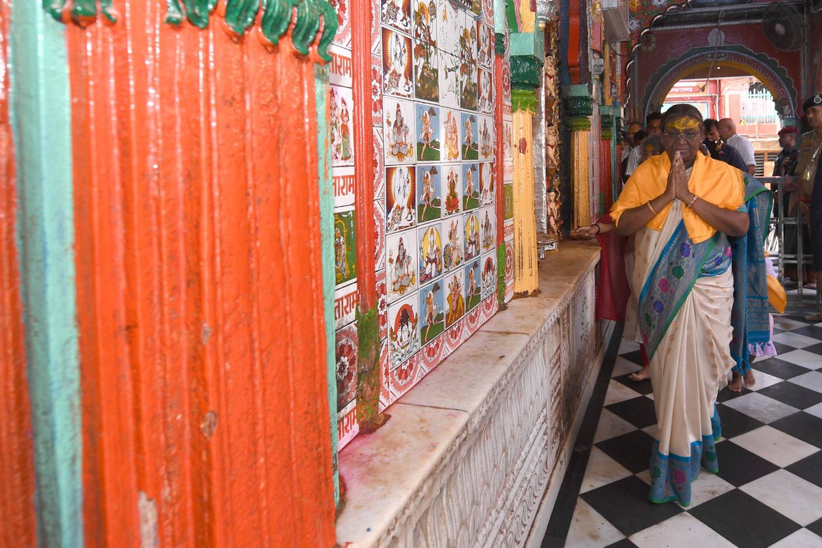 Hon. President Smt. Droupadi Murmu ji offers prayers to Ram Lalla at Shri Ram Janmabhoomi Temple in Ayodhya.

#Ram #RamMandir #Ayodhya #Hanuman #PresidentOfIndia 

@rashtrapatibhvn