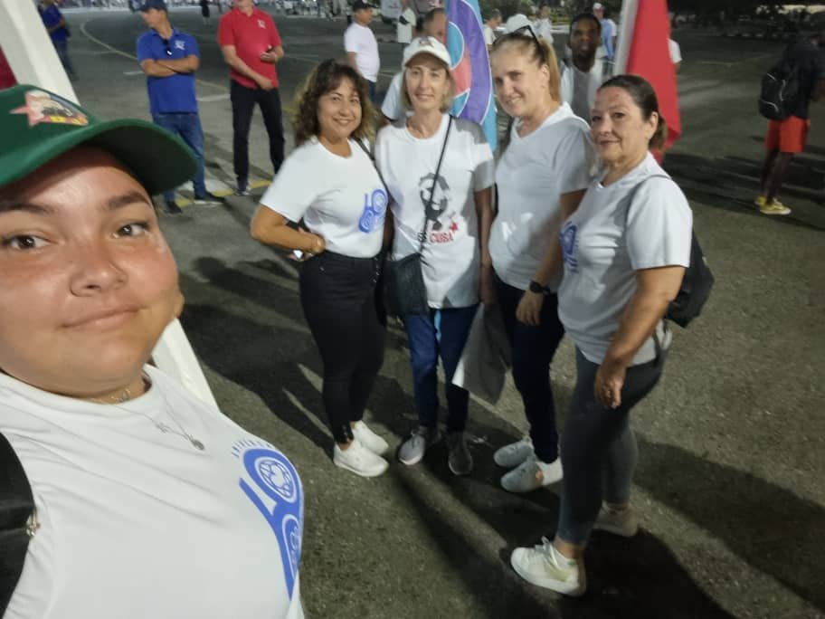 Con el orgullo de ser cubanos y trabajadores de la @Colaboracionqba estuvimos bien temprano en la tribuna antimperialista, con alegría, entusiasmo y gritos de Viva el #1DeMayo y #AbajoElBloqueo #CubaCoopera