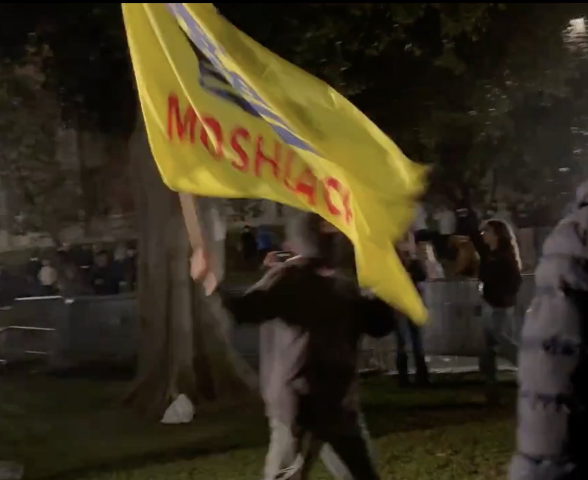 Among the pro-Israel mob that attacked protesters at UCLA, a masked man seen at 18:28 in this @FilmThePoliceLA video was shouting 'We fear nobody but God! God's Army!' while waving the yellow Chabad 'Moshiach' flag proclaiming a rabbi who died in 1994 was/is the messiah