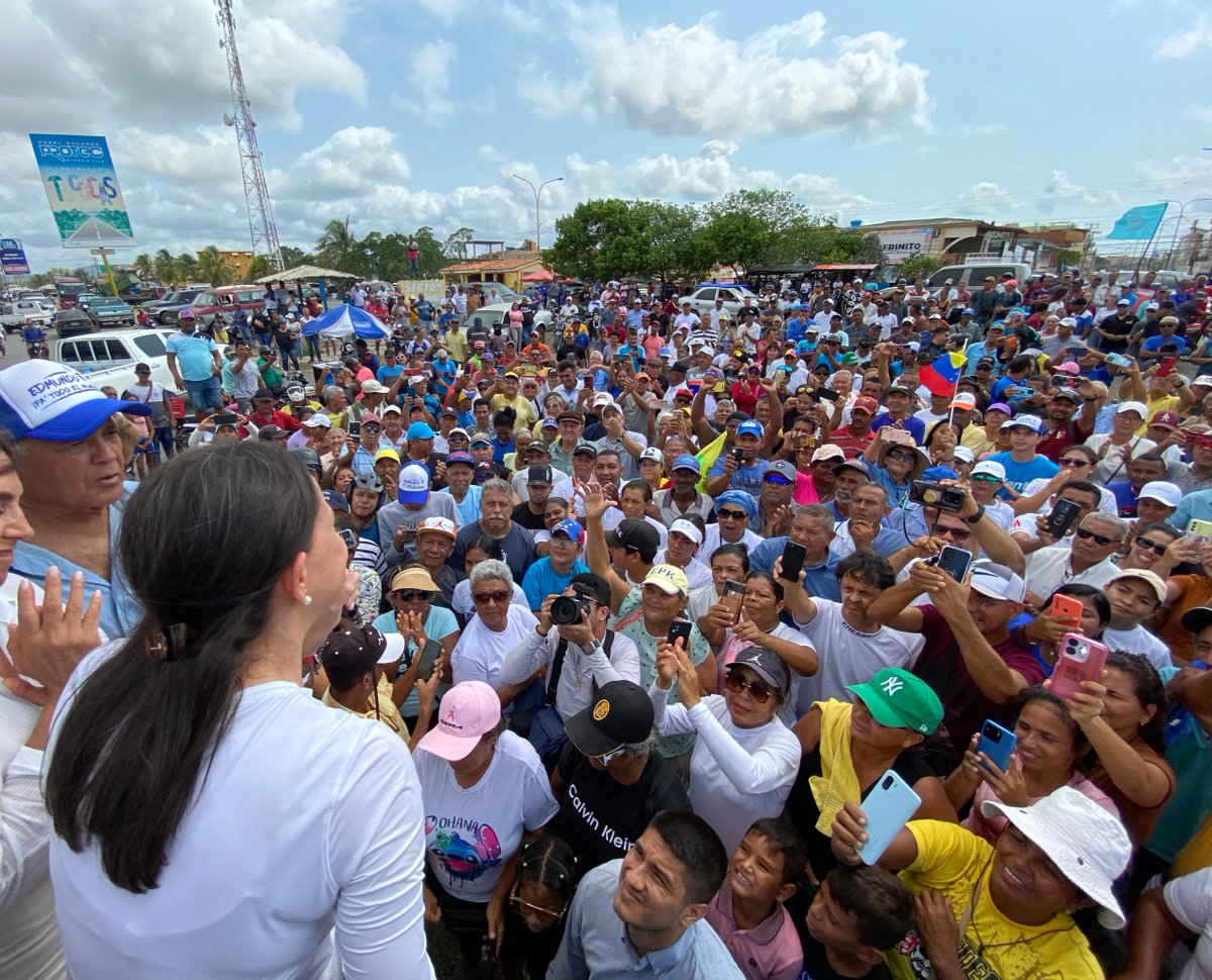 #EsNoticia 🇻🇪 Una multitud recibió a @MariaCorinaYA este miércoles en Tucacas, estado Falcón, en su avance hacia Coro y Dabajuro #1Mayo

📷Fotos: @ConVzlaComando 
📲Detalles en EVTV.online