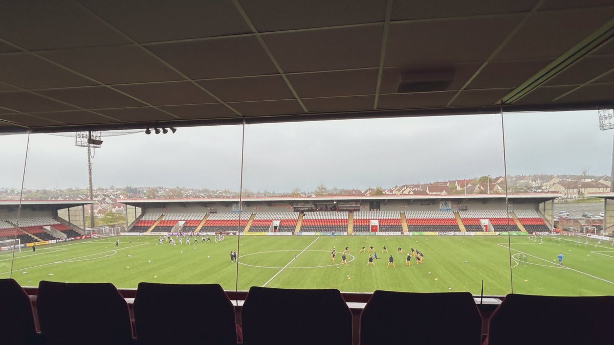 Set up and ready to go for commentary of @CelticFCWomen vs @GlasgowCityFC alongside @k4t1387. Kick off at 18:10. 🎙️