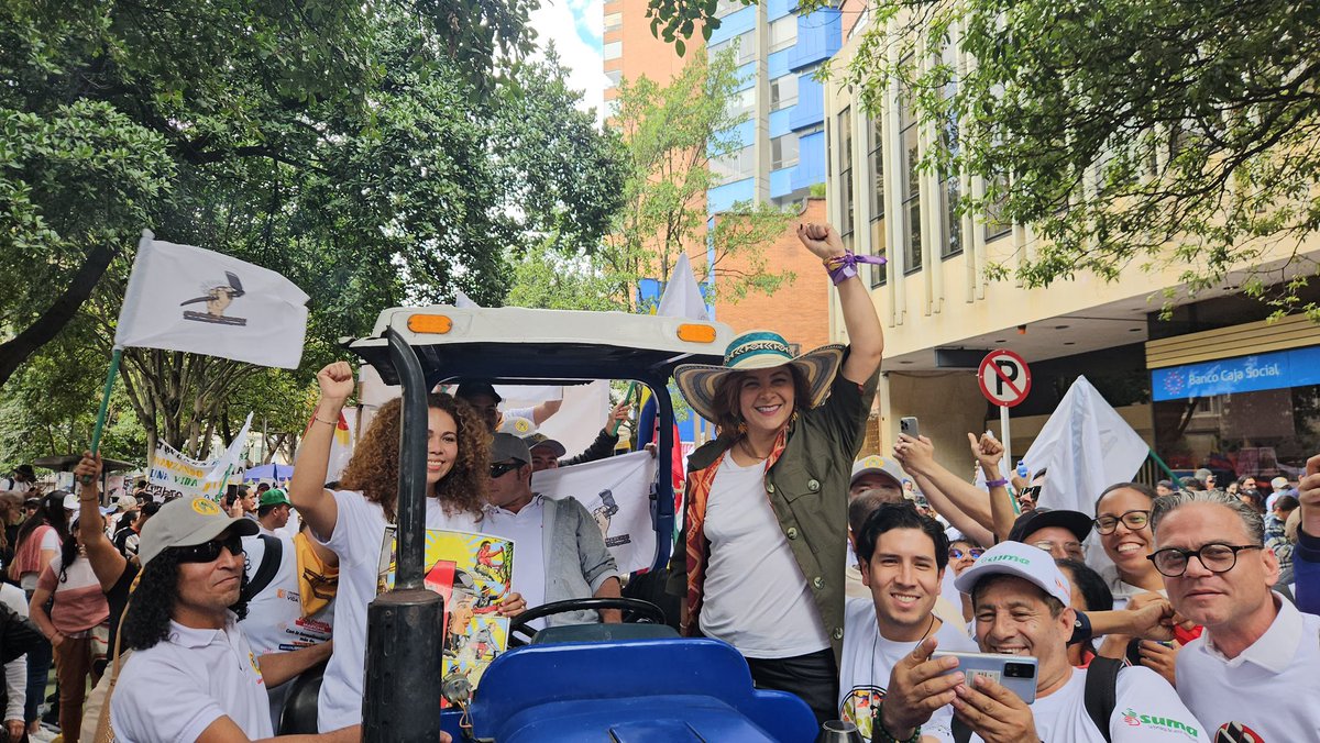 Este tractor 🚜 significa para campesinado desarrollo, progreso, calidad de vida y una mayor productividad. ✊🏽 La ministra @jmojicaflorez se subió al él 🚜 para ratificar el compromiso del #MinAgricultura con la agroindustrialización del campo.🌾 #LeMarchoAlCambio para que la