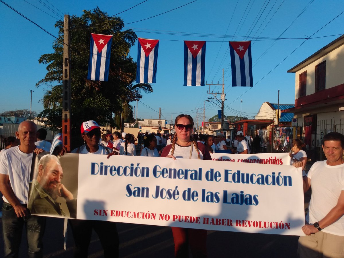Educacion_SJ's tweet photo. Los educadores lajeros presentes en el desfile celebrando el #1roDeMayo #ComprometidosConNuestraObra MUCHAS FELICIDADES!!!! #PorCubaJuntosCreamos https://t.co/qKaH7GkMQX