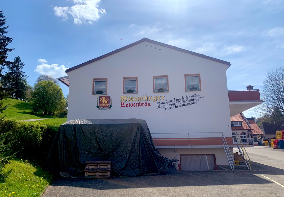 bartlebeer's tweet photo. Abhilfe in Bräunlingen, - allerdings nicht in der wiederum unbewirteten Brauereigaststätte, sondern gleich am Törle („eben noch Öster-, jetzt Deutsches Reich“), ein moderat gekonnt gezapftes Löwen-Pils. Keller-Pils? „Zu schwierig, muss man ständig das Fass wenden mit der Hefe.“ https://t.co/VkLm0hpaQ5