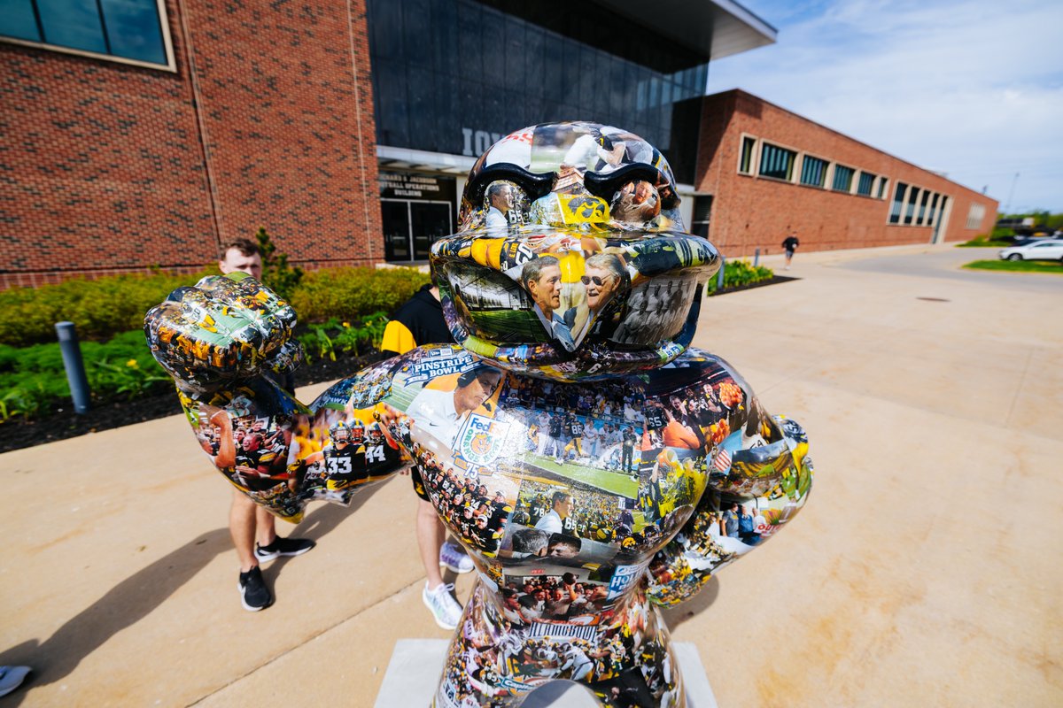 HawkeyeFootball's tweet image. 25 Years of Captain Kirk 🐤

This morning, a Herky statue was unveiled outside the Hansen Football Performance Center, celebrating 25 years of Coach Ferentz and our program's greatest moments!

#Hawkeyes