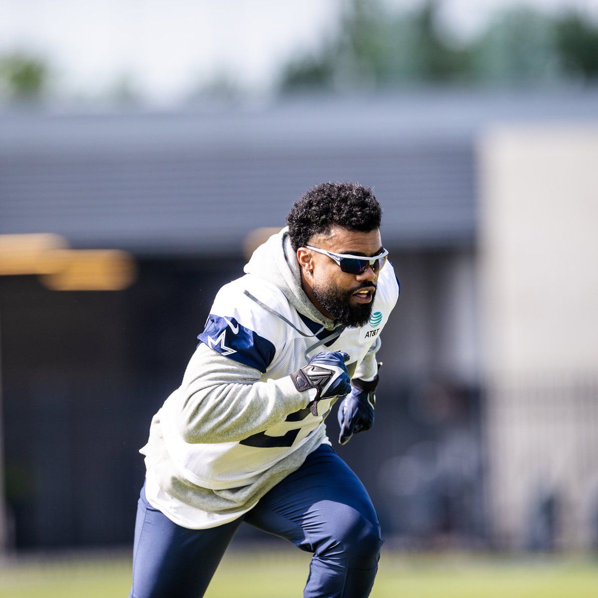 dallascowboys's tweet photo. Zig, Zag, Zeke 🏃 https://t.co/aogEIk5WTS