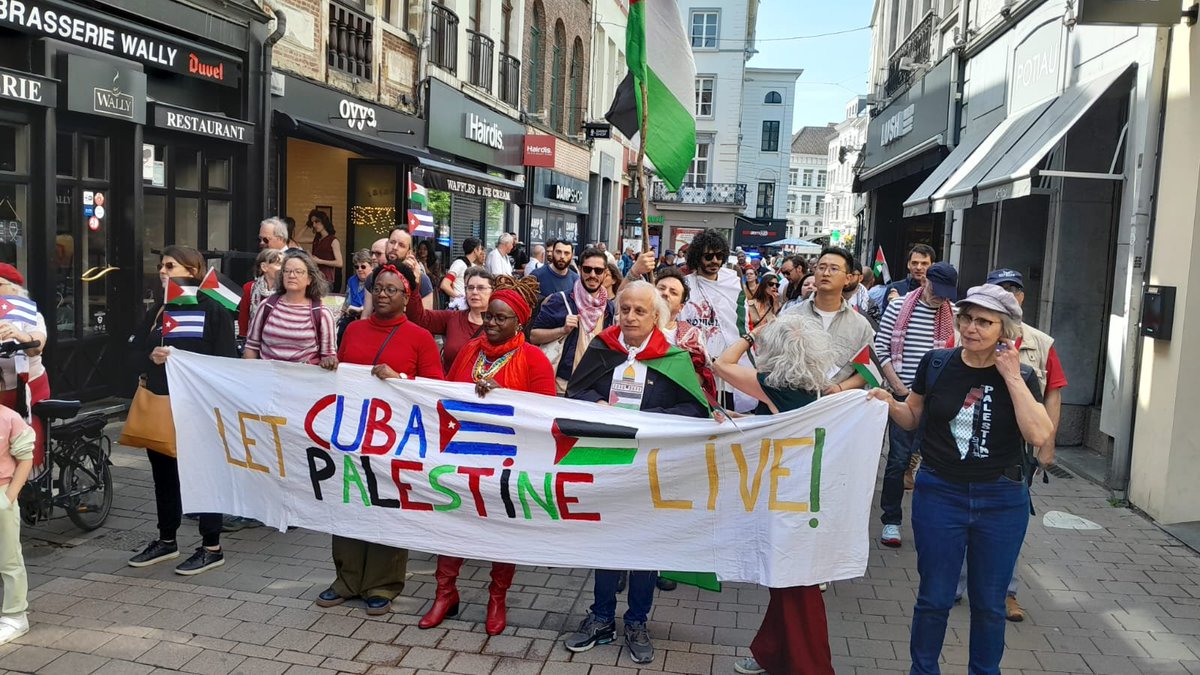 Desde Gante, Bélgica, nos llegan noticias de la celebración por el #1roMayo. Cubanas residentes en esa ciudad participan llevando en alto las banderas de su Patria y demandando el fin del genocidio contra #Palestina. 🇨🇺🇵🇸💪