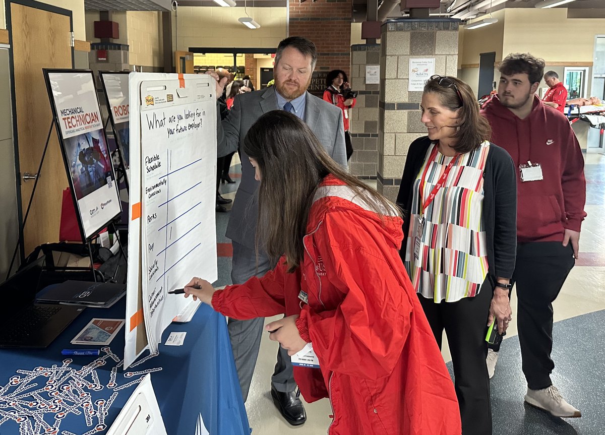 MA manufacturing careers were the @SkillsUSA MA State Leadership & Skills conference highlight. The CAM team, Meghan Abella Bowen and Rich Cook, got to introduce future makers to the world of tech. #Makers #AdvancedManufacturing #Students #Workforce @Mass_Makes