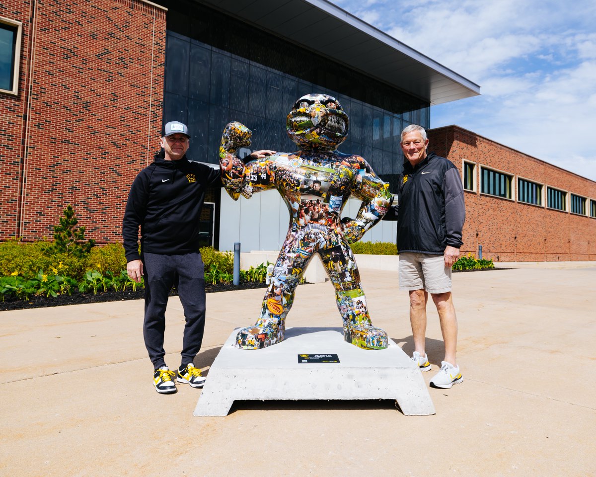 HawkeyeFootball's tweet image. 25 Years of Captain Kirk 🐤

This morning, a Herky statue was unveiled outside the Hansen Football Performance Center, celebrating 25 years of Coach Ferentz and our program's greatest moments!

#Hawkeyes