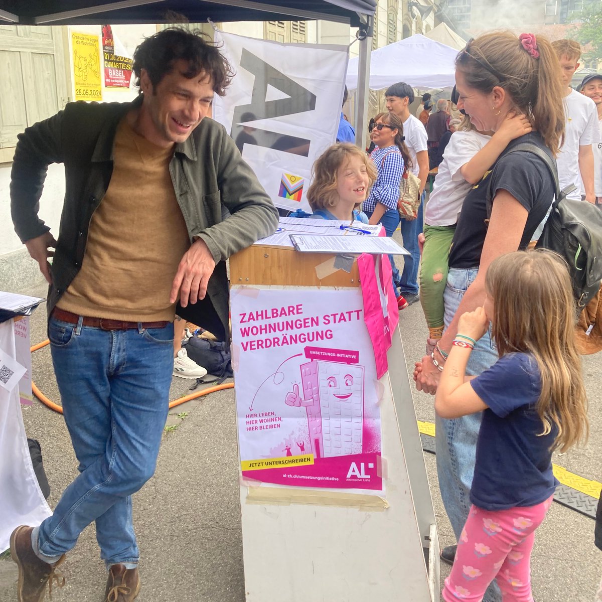 'Hier leben, hier wohnen, hier bleiben': Fulminanter Start der neuen @al_zuerich-Initiative für mehr preisgünstigen Wohnraum in der Stadt Zürich - am 1. Mai kamen bereits über 1000 Unterschriften zusammen!