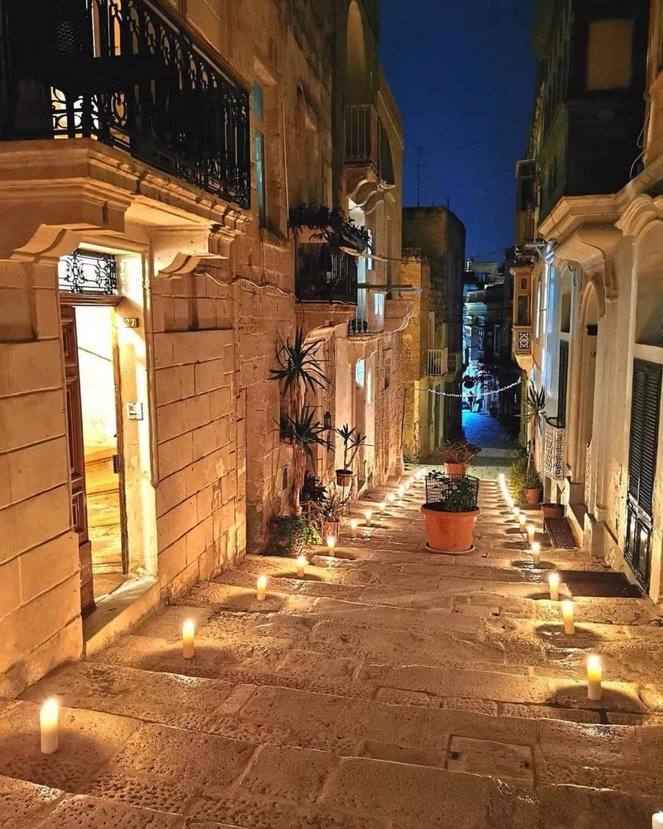 Wandering the streets of Birgu during the night, Malta🇲🇹

Thanks instagram.com/zyciepo50siatce for her pic.

#lovemalta #malta #visitmalta #birgu #malteseislands #history