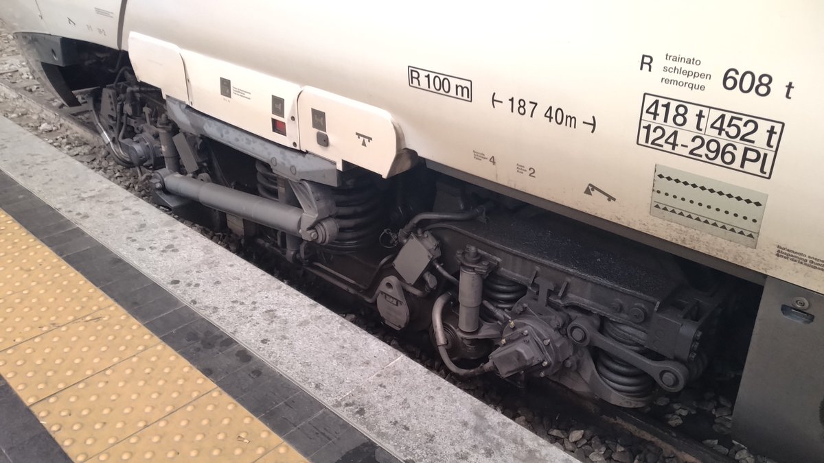 再びのMilano C.LE
FRECCIAROSSA1000旧塗装ｷﾀ━━━━(ﾟ∀ﾟ)━━━━!!
そしてRABe503（ETR610）！かっこいい！台車がゴツイ！素晴らしい！
#銀次の欧州鉄道旅行