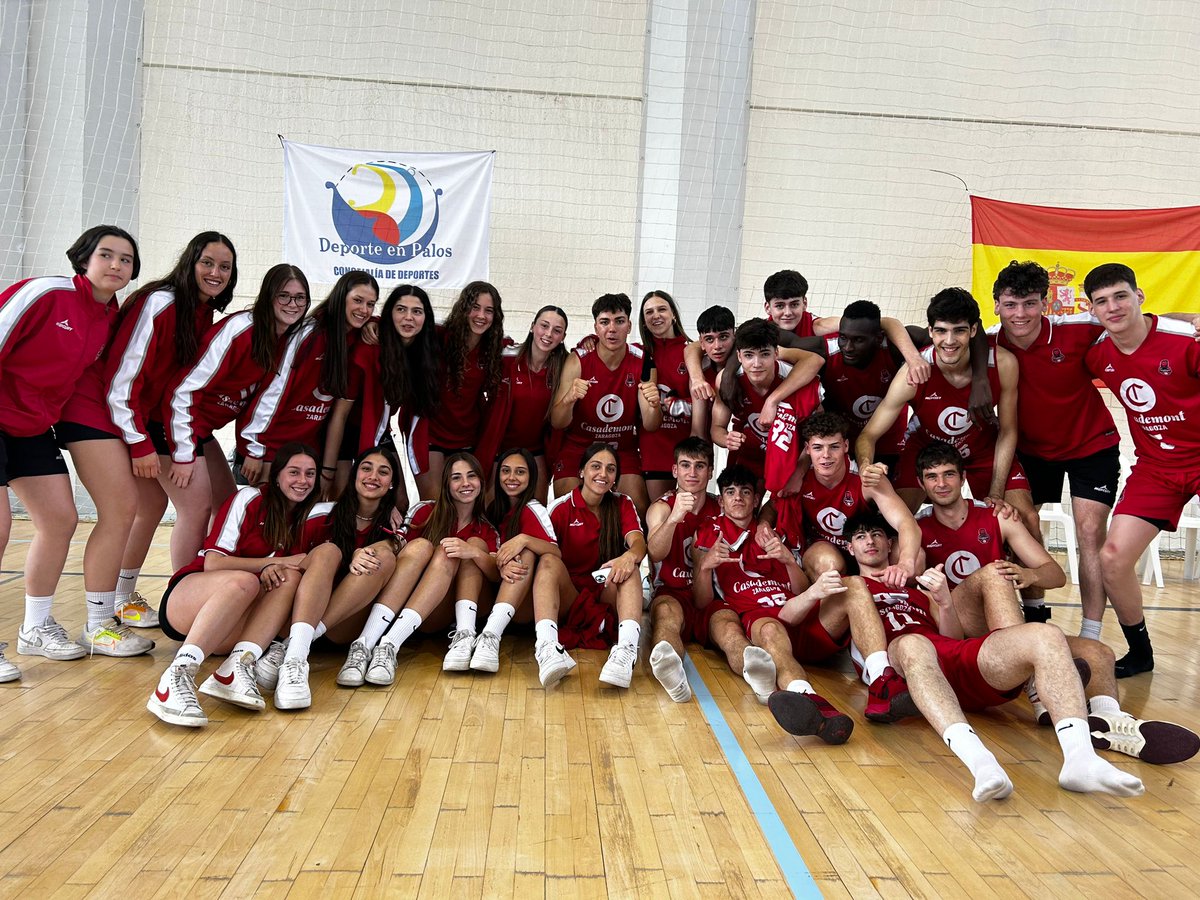 ✅ Nuestro equipo Júnior masculino vence a Vítaly La Mar BCB y se mete en cuartos de final (73-56) Aquí celebración conjunta con las chicas. Enhorabuena equipo 💪💪