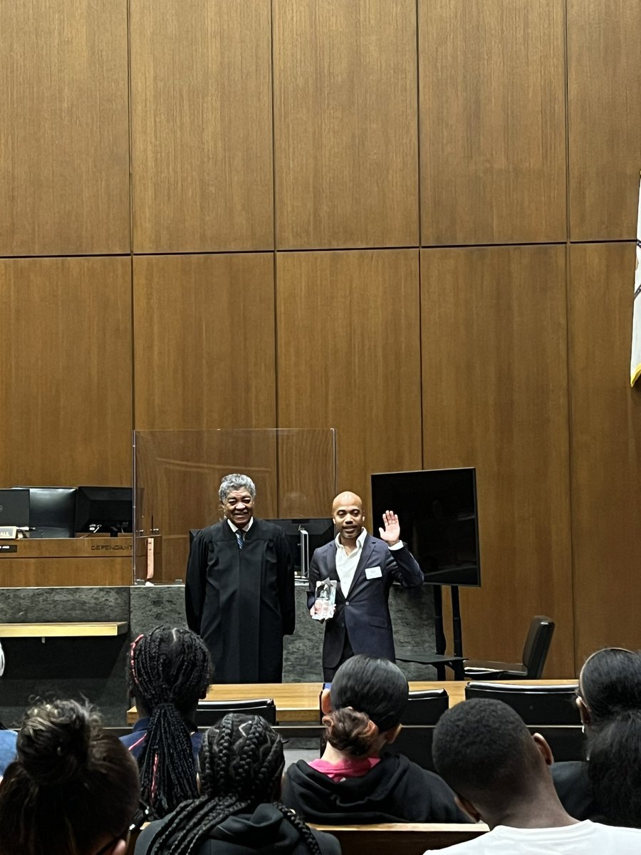 President-Elect Nicholas Cummings presents Chief Judge Timothy Evans with an award on behalf of the @CookCountyBar Association on Law Day. @ISBAlawyer