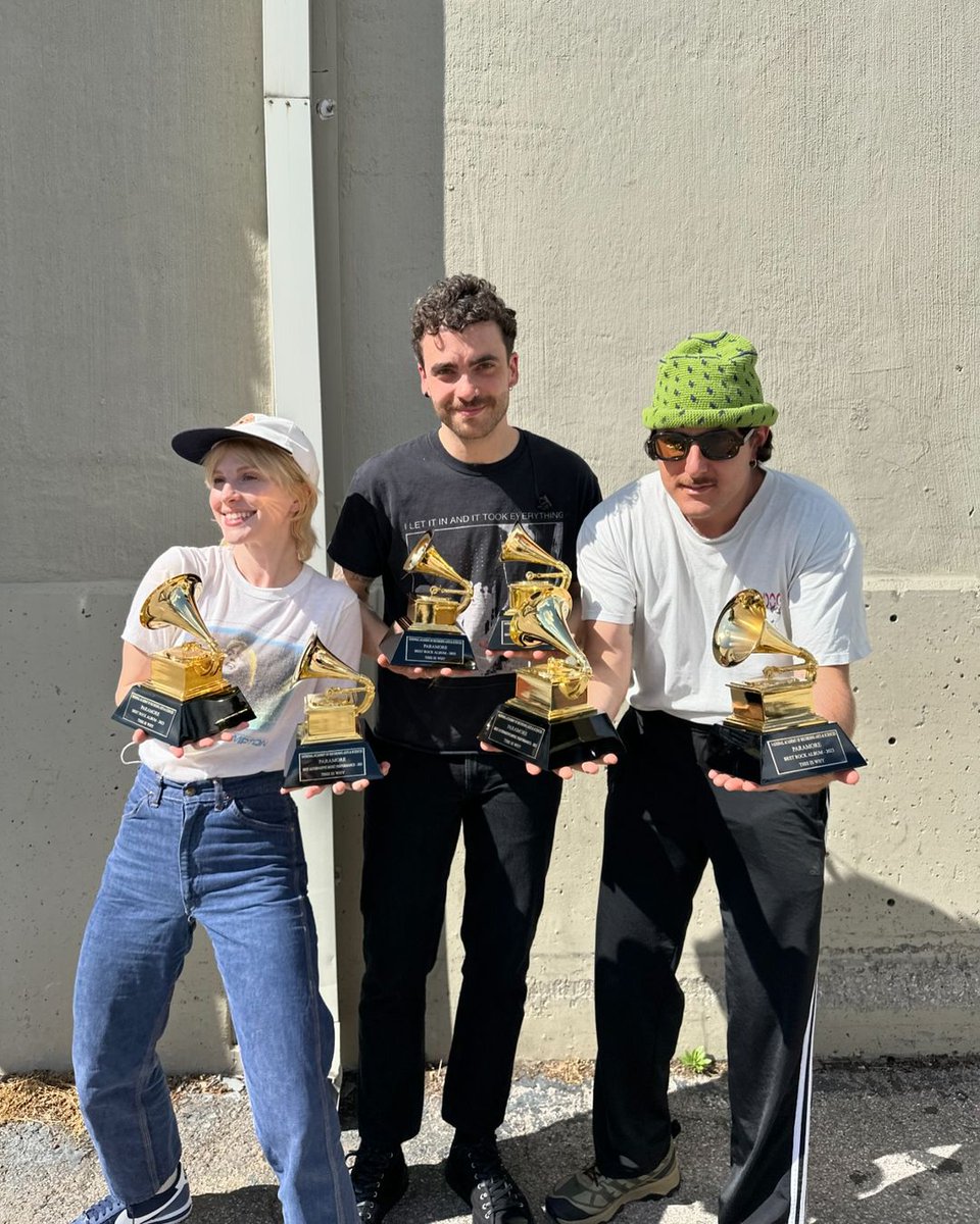 Nova foto do Paramore com seus Grammys recebidos pelo álbum 'This Is Why': 'Na verdade, esses são todos do Zac'. 🧡