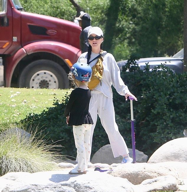 Katy Perry foi vista acompanhada de Daisy Dove e Orlando Bloom, durante passeio em família, em Beverly Hills.