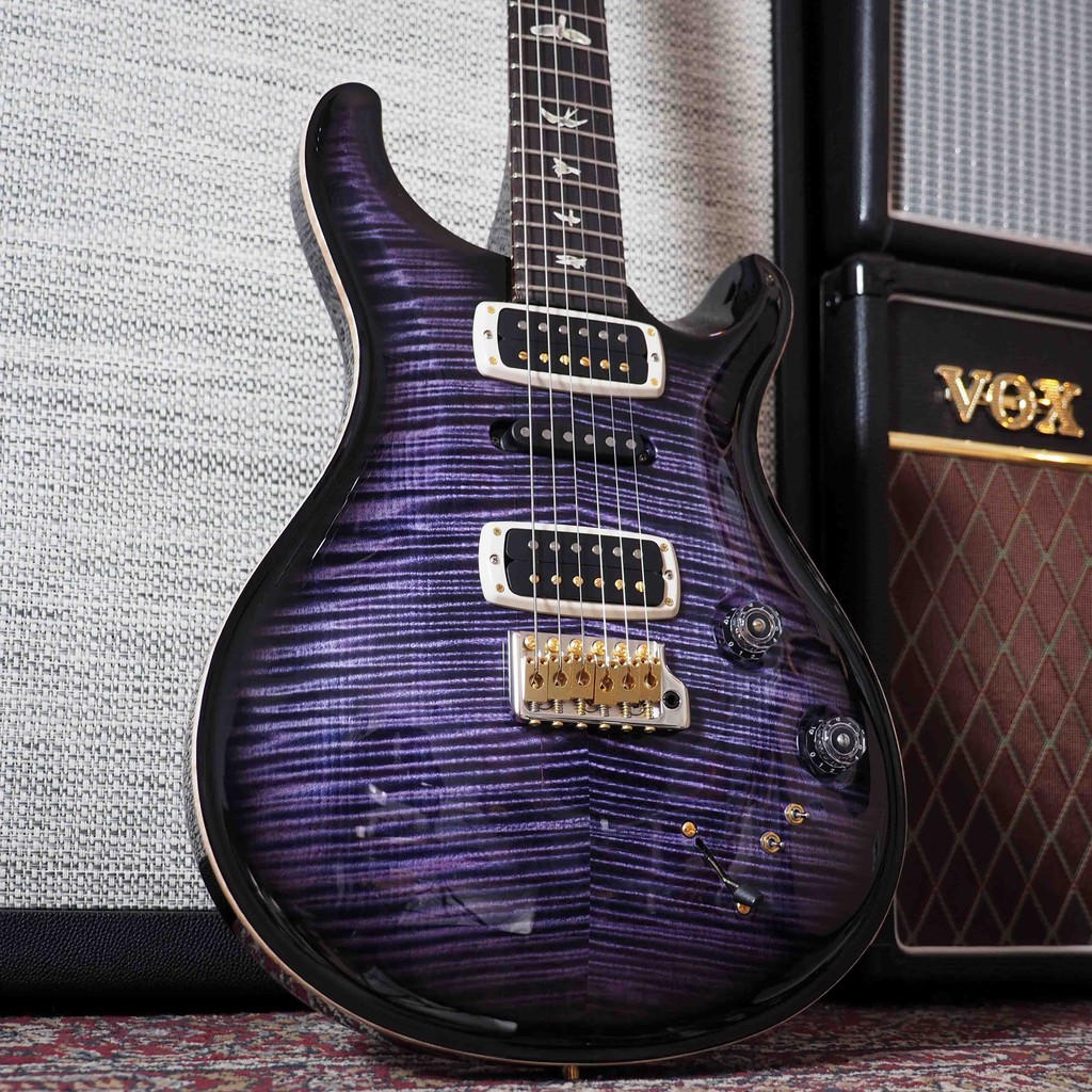 This @PRSGuitarsEuro 10 Top has just turned up 👀 It's a Modern Eagle V in this stunning Purple Mist finish - It'll make the perfect recording and gigging companion that you won't wanna put down 🤘 Shop before it goes: bit.ly/4aZ2jeZ