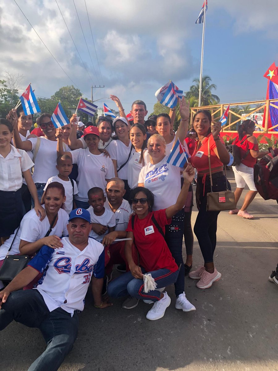 En esta foto, un equipazo de cuadros y trabajadores del @PartidoPCC en la #IslaDeLaJuventud motivados por el #1Mayo, #PorCubaJuntosCreamos
#SíSePuede #PorUn26EnEl24 #SentirPinero