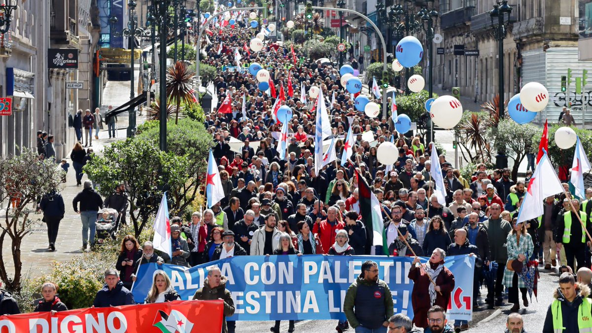 1 de maio. De volta a Galiza, en #Vigo, a miña cidade, reinvidicando con Ana Pontón e @bngvigo, avances nos dereitos da clase traballadora, fronte ao empobrecemento dos salarios e a precariedade laboral, fronte á Europa da austeridade e polos dereitos sociais. Na marcha da CIG.