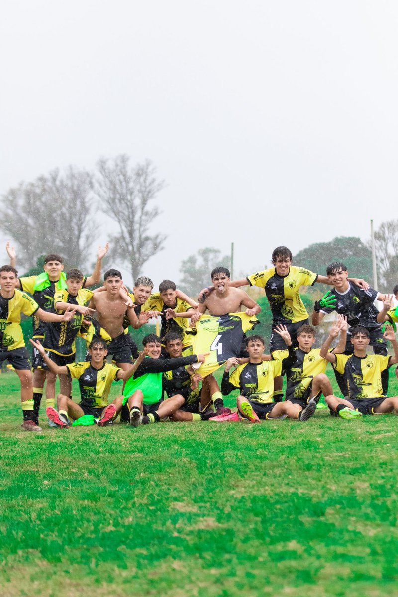 Progreso1956's tweet image. Si esos saben, ¿𝗖𝘂𝗮́𝗻𝘁𝗼 𝘀𝗮𝗯𝗲𝗻 𝗲𝘀𝘁𝗼𝘀?
Era para cerrar el “estadio”. 
¡Siempre los pibes del club! 💛🖤
#SomosElBarrio