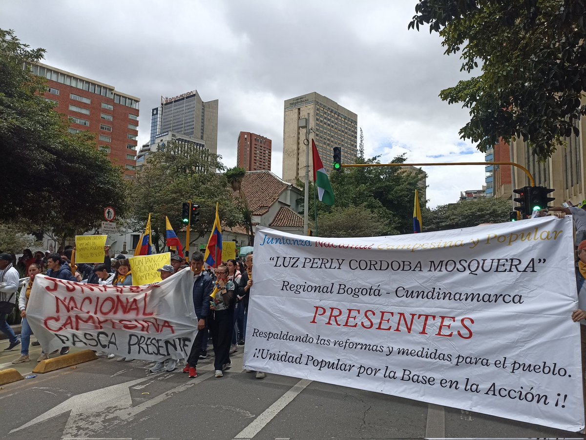 Desde el paramo hasta la sabana la Juntanza Nac. Campesina y Popular Luz Perly Córdoba se moviliza por la reforma agraria. 'Tierra pal que la trabaje y la cuide'. @AgenciaTierras @ADR_Colombia @harmanfelipe @jmojicaflorez @AgendaCampesina @MinAgricultura