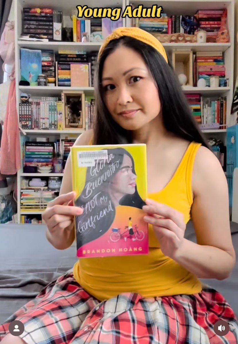 Gloria would definitely approve @pameladelupio’s fit! 💅🏽 Also I’ll never get sick of seeing a library barcode on my books 🥰