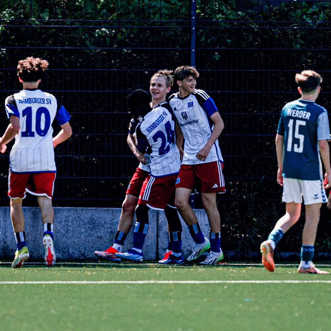 Erst unsere #U17 am Wochenende gegen St. Pauli, nun unsere #U16 am Mittwoch gegen Werder Bremen - unsere Jungs haben Bock auf Derbysiege. 💪🔷 Heute Mittag setzten sich unsere B-Junioren am Campus mit 6:3 (4:0) gegen den SVW durch. Stark! 👏

#nurderHSV #HSVYoungTalents